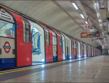 Λονδίνο: Εσβησε η φωτιά στον σταθμό του σιδηροδρόμου Ντόκλαντς